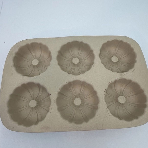 PAMPERED CHEF Fluted Mini Cake Bunt pan Family Heritage Stoneware 6 Count 4.5" - Picture 6 of 6